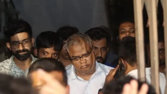 ৩০ ঘণ্টা পর পুলিশ পাহারায় ক্যাম্পাস ছাড়লেন চুয়েট উপাচার্য