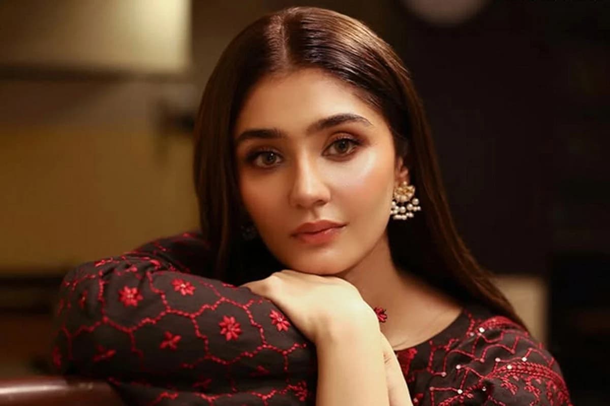 হোটেল থেকে জায়নামাজ চুরি করলেন পাকিস্তানি অভিনেত্রী