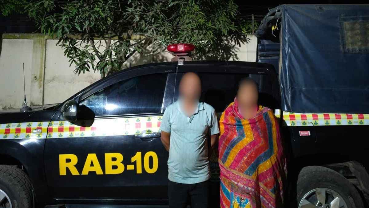বাস থেকে ২১ কেজি গাঁজাসহ দম্পতি গ্রেফতার