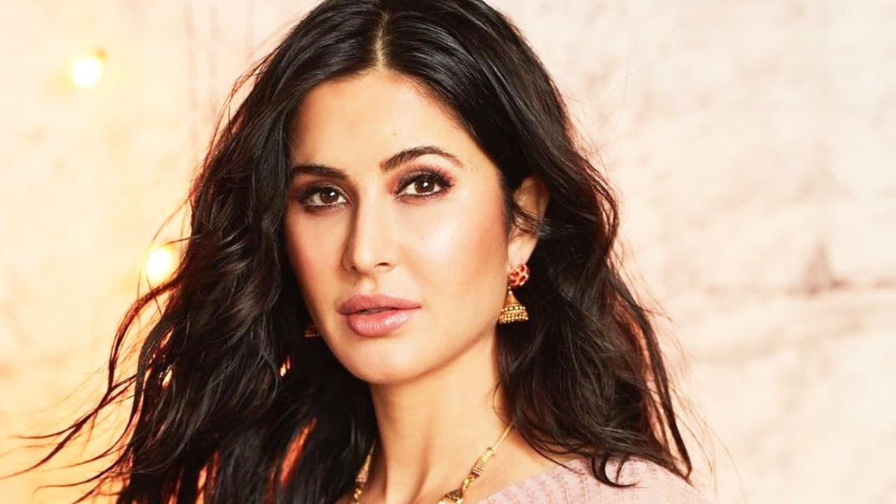 বাড়ির বাইরে থেকে ক্যাটরিনার গোপন ছবি ধারণ