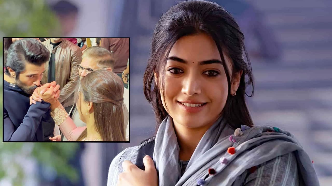 ভরা মঞ্চে রাশমিকার হাতে চুমু বিজয়ের, লজ্জায় নায়িকা!