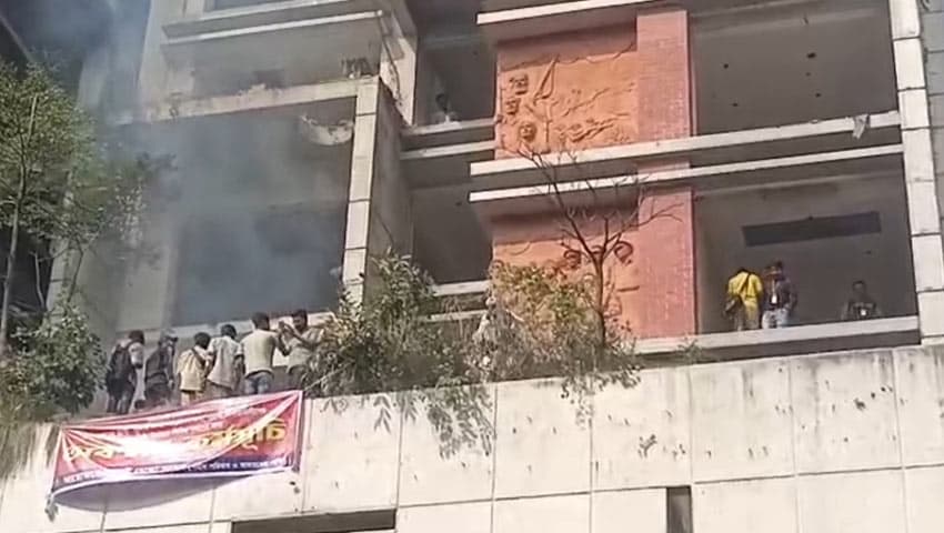 আওয়ামী লীগের কেন্দ্রীয় কার্যালয়ে আগুন