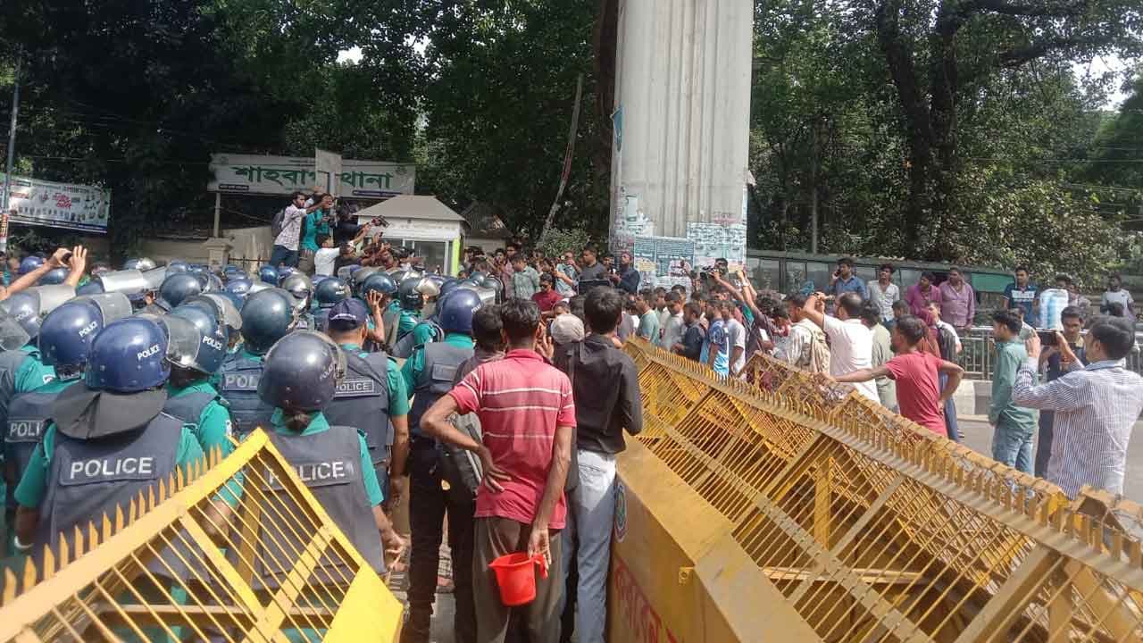 প্রতিবন্ধী গ্র্যাজুয়েটদের যমুনা অভিমুখী পদযাত্রায় পুলিশের বাধা