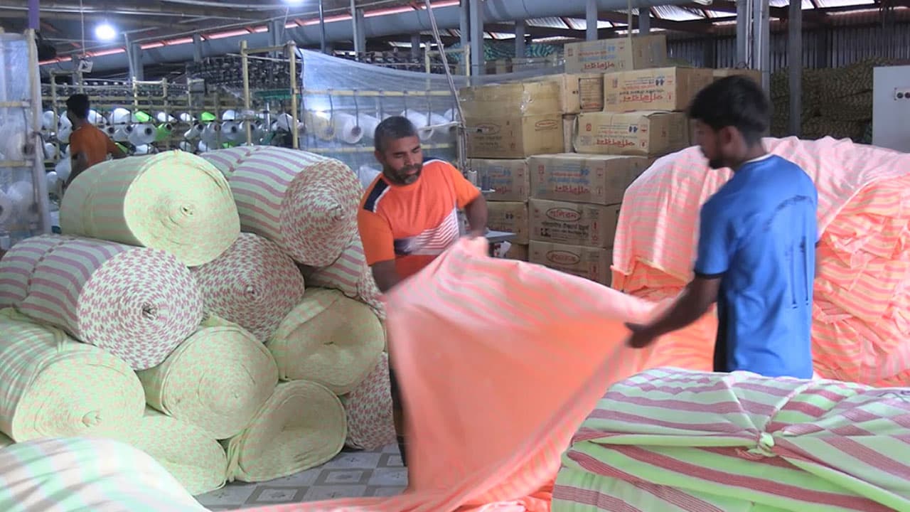 সিরাজগঞ্জ ৮ টাকায় মেলে শীতের কাপড়!