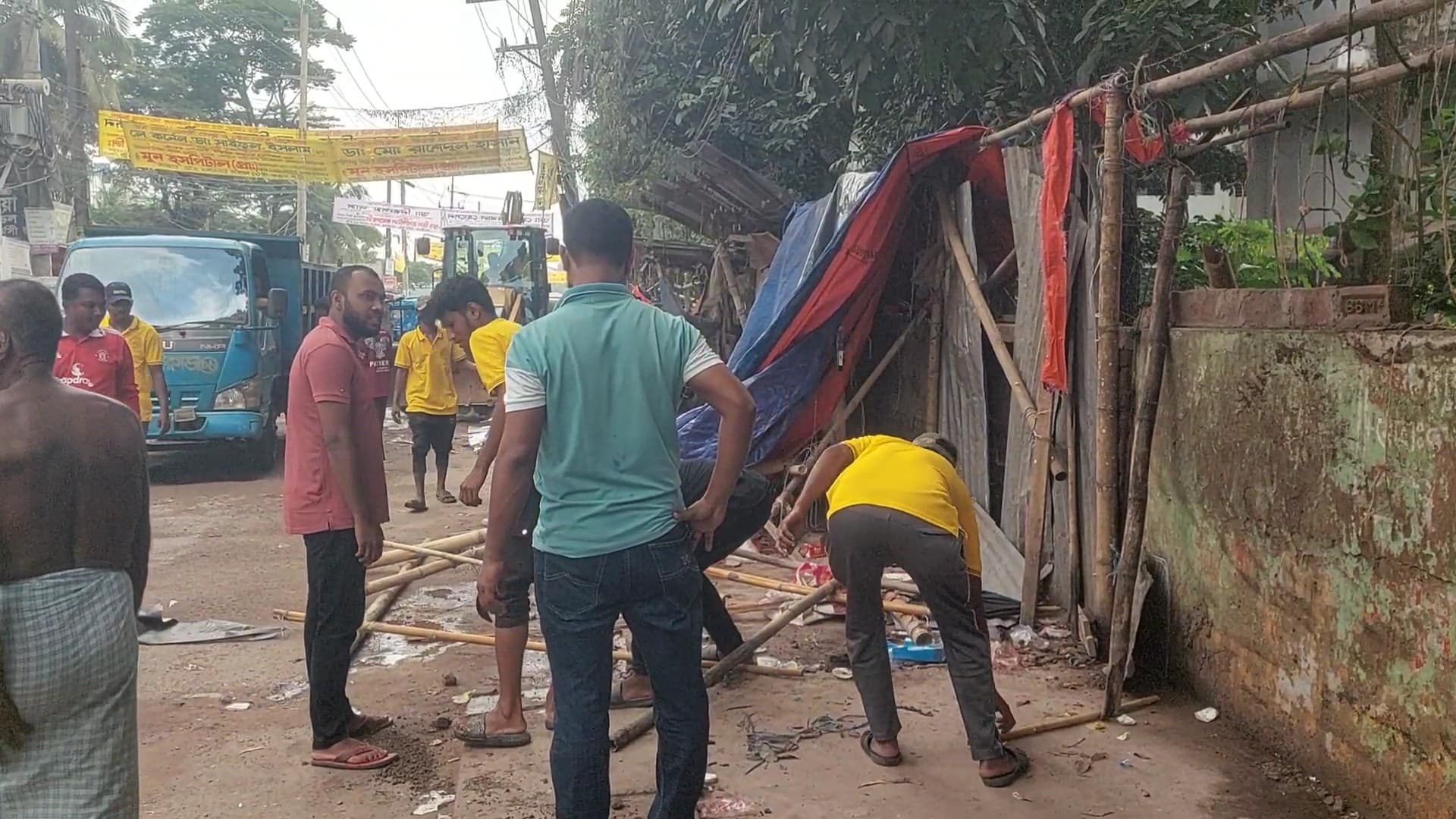 নোয়াখালীতে শতাধিক অবৈধ স্থাপনা গুঁড়িয়ে দিলো প্রশাসন