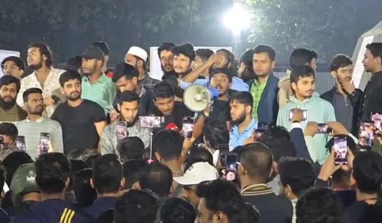 হাদির মৃত্যু: শাহবাগ মোড় অবরোধ, জুলাই মঞ্চের কর্মী-সমর্থকদের বিক্ষোভ