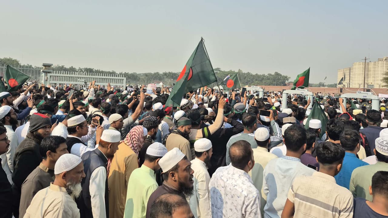 সংসদ ভবনের দক্ষিণ প্লাজায় প্রবেশ করলো হাজার হাজার ছাত্র-জনতা