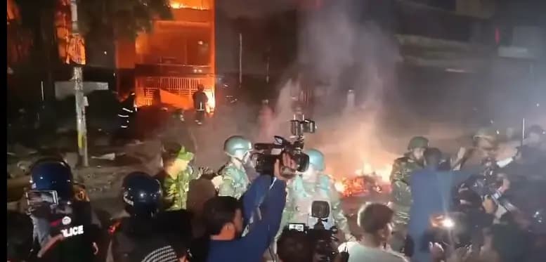 প্রথম আলো ও ডেইলি স্টার কার্যালয়ে হামলা-ভাঙচুর ও অগ্নিসংযোগ