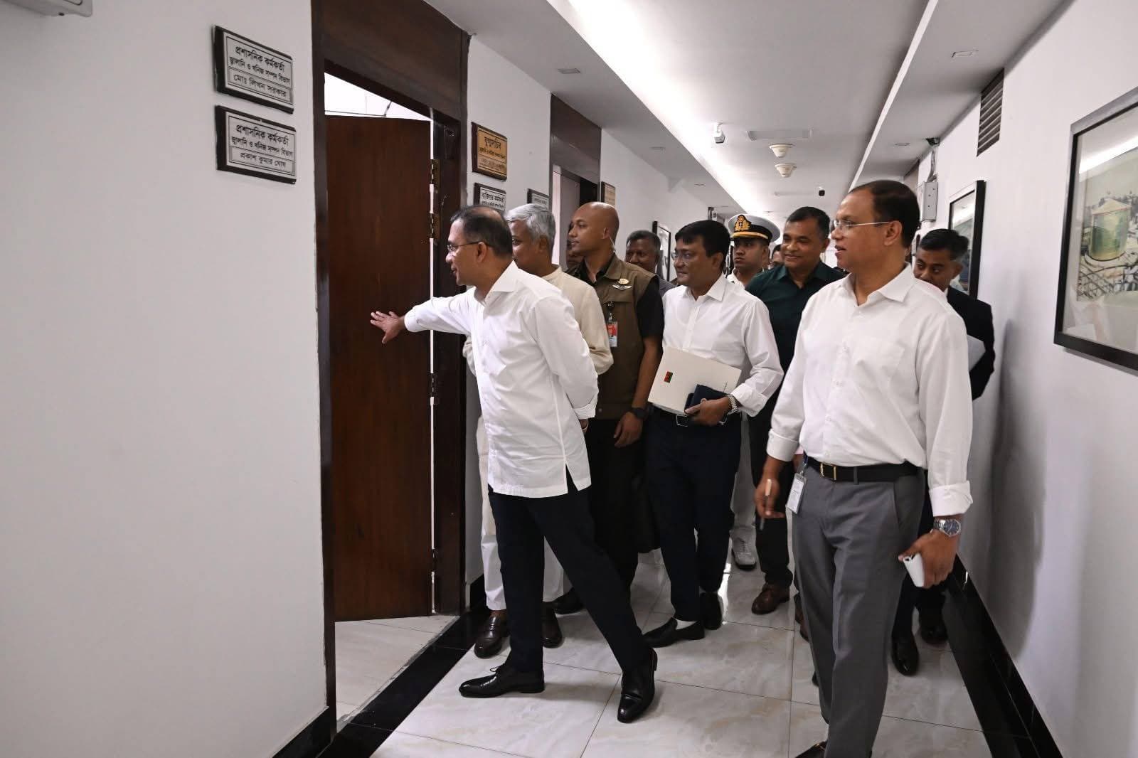 ৭ মন্ত্রণালয়ে প্রধানমন্ত্রীর ঝটিকা পরিদর্শন, কর্মকর্তাদের বিভিন্ন পরামর্শ