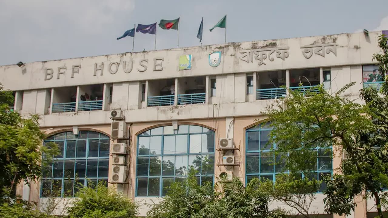 কোটি টাকা আদায়ে কমিটি করছে বাফুফে