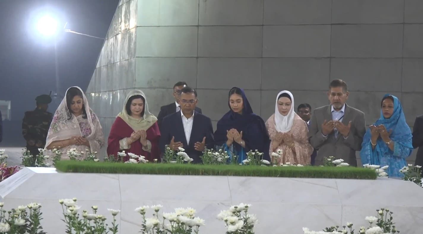 মা-বাবার কবর জিয়ারত করলেন প্রধানমন্ত্রী তারেক রহমান
