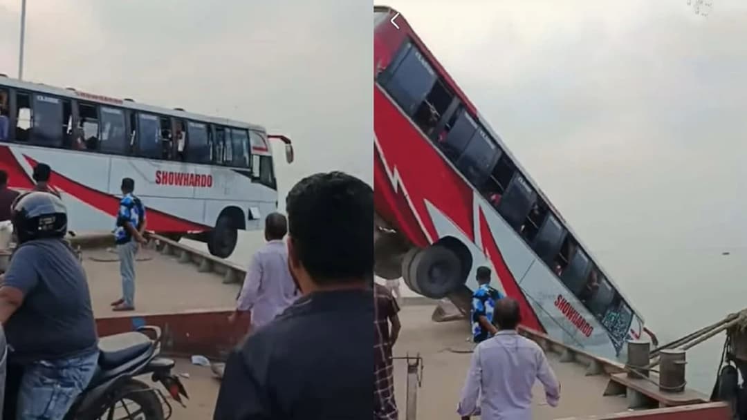 নিয়ম না মেনে আগের মতোই ফেরিতে উঠছে বাসগুলো