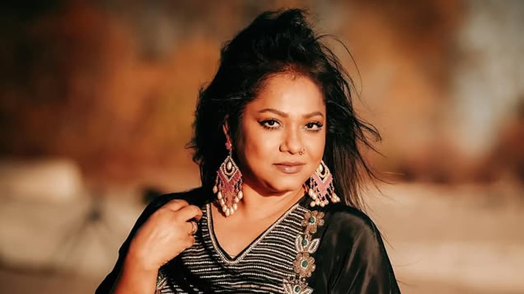 ড্রাইভারের সঙ্গে ‘পরকীয়াতে’ জড়িয়েছিলেন ডলি সায়ন্তনী