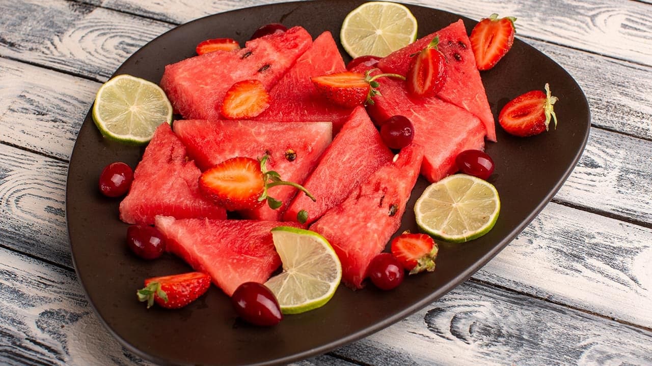 তরমুজে এক চিমটি লবণ মিশিয়ে খাবেন যে কারণে