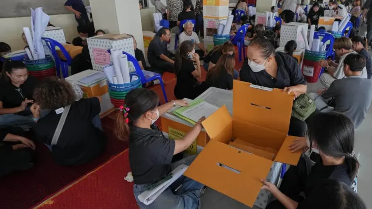 থাইল্যান্ডে নির্বাচন আজ, হবে গণভোটও