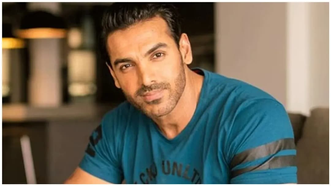 নায়িকাদের চেয়ে নায়কদের সঙ্গেই স্বচ্ছন্দ জন