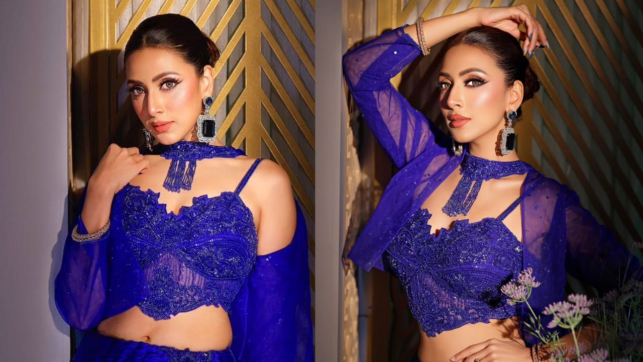 নীল লেহেঙ্গায় গ্ল্যামারাস সাজে মিম