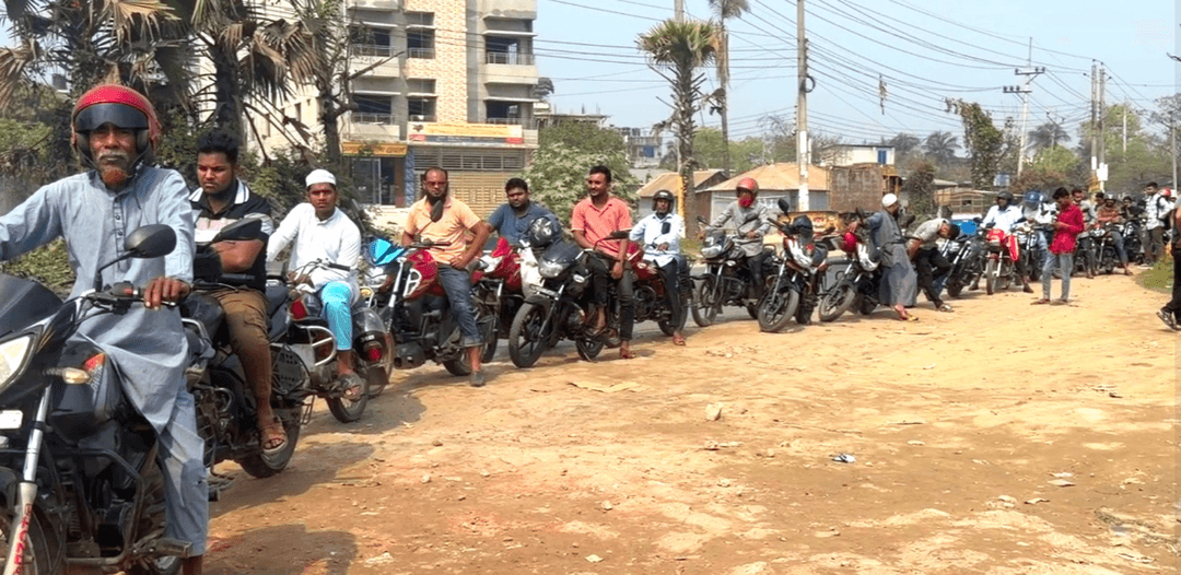 তেলের খোঁজে পাম্পে পাম্পে ছুটছেন চালকরা