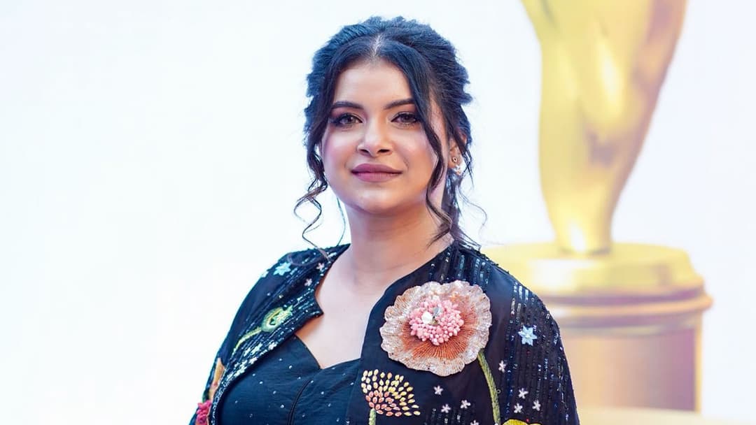 ‘ফাল্গুনে শাড়ি পরবো নাকি আবায়া?’