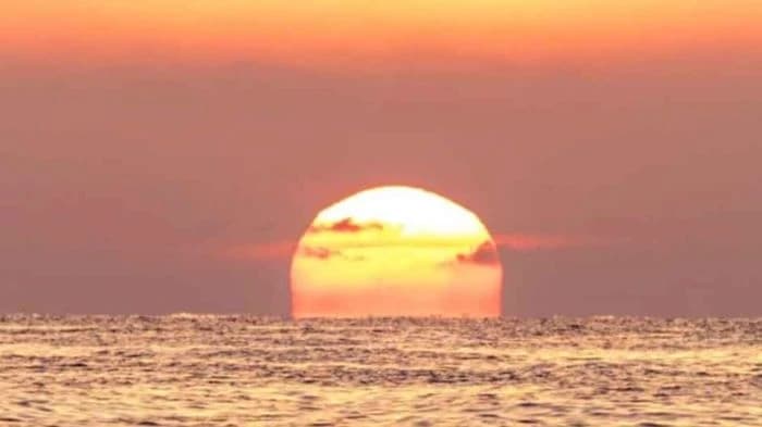 কেন সূর্যাস্তে সূর্য লাল–কমলা দেখায়?