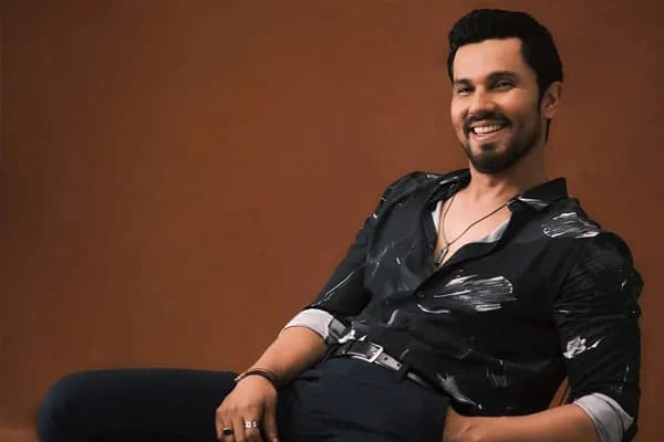 মেয়েকে প্রকাশ্যে আনলেন রণদীপ