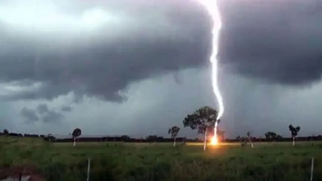 চুয়াডাঙ্গায় বজ্রপাতে শিক্ষার্থীসহ ২ জনের মৃত্যু