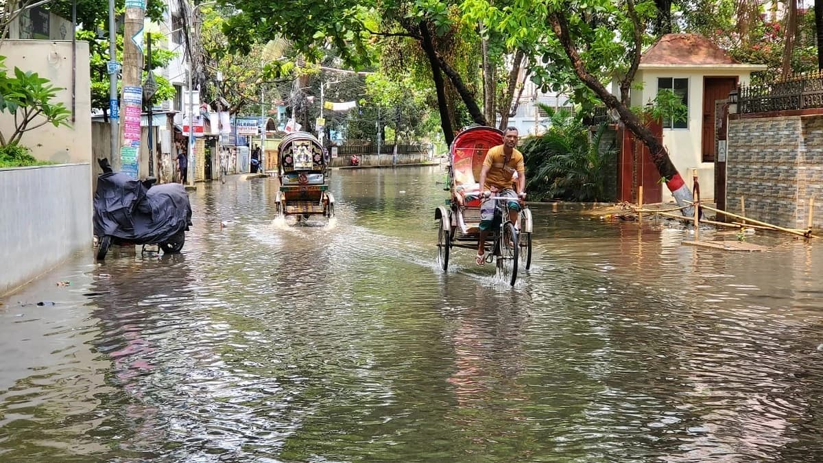 চট্টগ্রামে বৃষ্টিতে সড়কে হাঁটুপানি