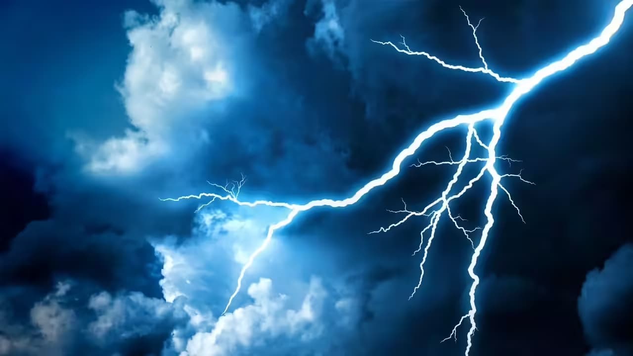 বজ্রঝড়ের সময় এই ৫ বিষয় এড়িয়ে চলা উচিত