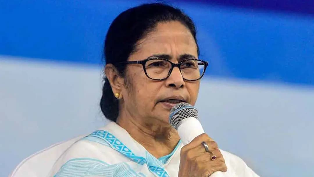 বিজেপি এগিয়ে বড় ব্যবধানে, মমতা বললেন ‘ওয়েট অ্যান্ড সি’