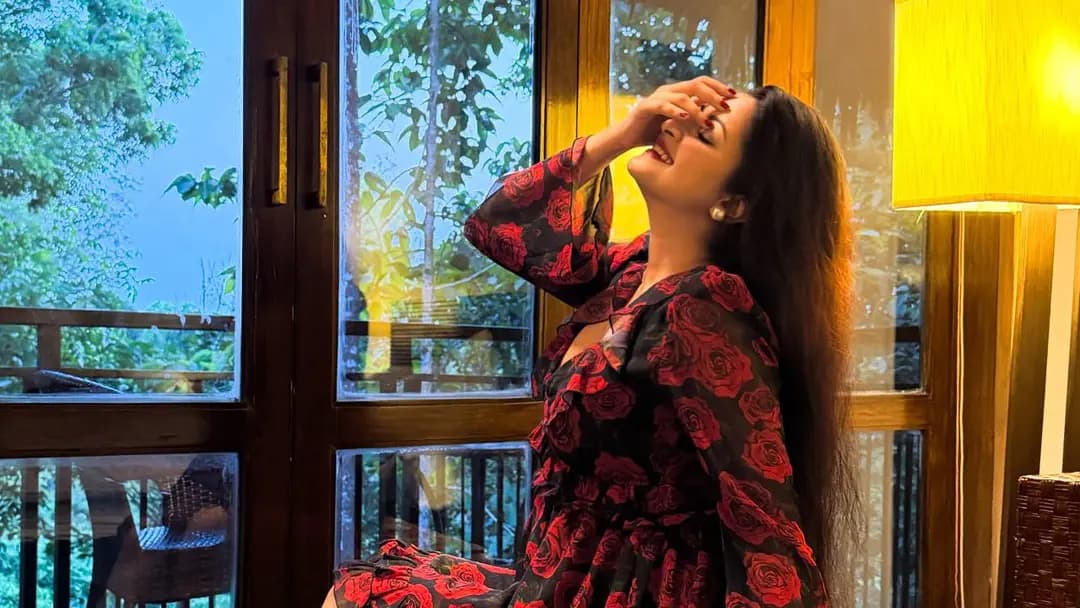 হঠাৎ রহস্যময়ী লুকে পরীমণি!