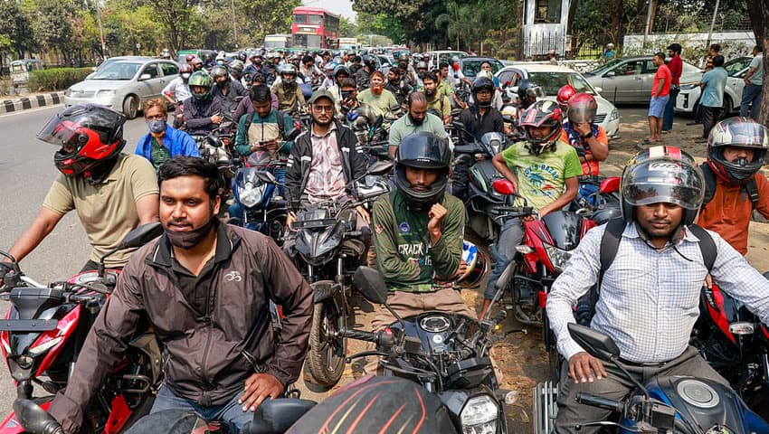 জ্বালানি সংকটে বিপাকে রাজধানীর রাইড শেয়ার চালকরা