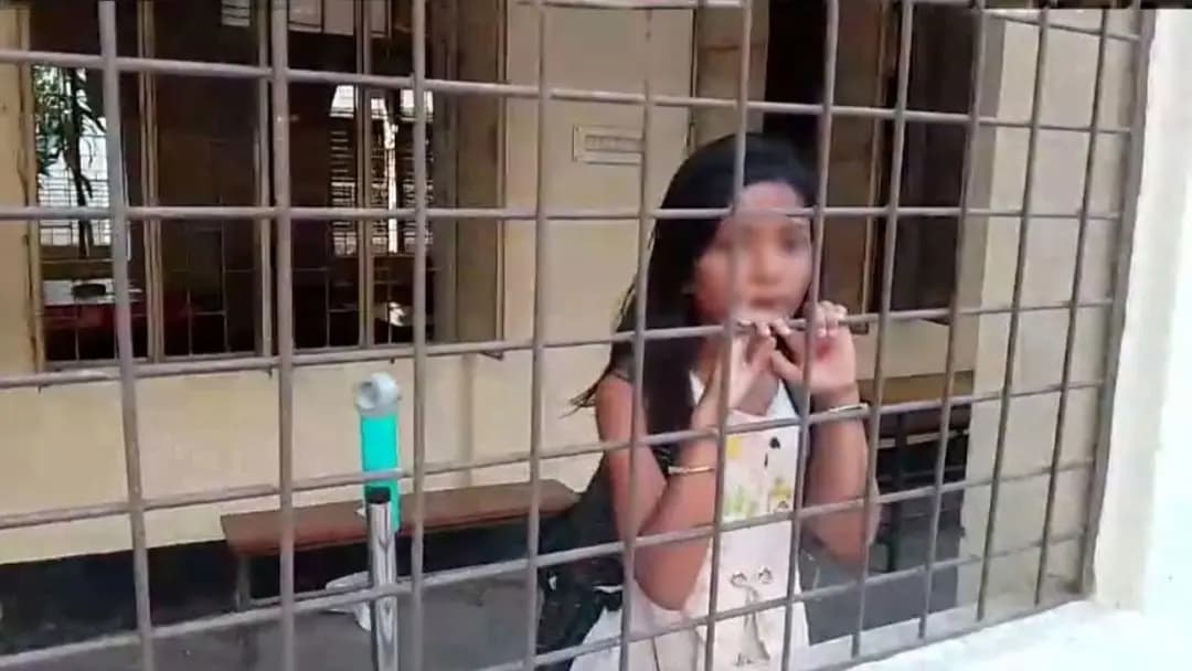 স্কুল ছুটি, টয়লেটে আটকা পড়ল তৃতীয় শ্রেণির শিক্ষার্থী!