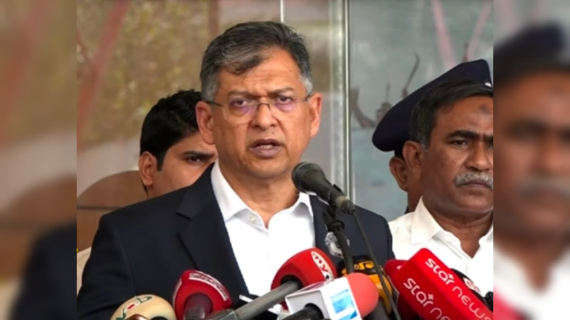 জাতীয় অবৈধ অস্ত্র উদ্ধারে বিশেষ ইউনিট, তথ্য দিলে সর্বোচ্চ ২ লাখ টাকা পুরস্কার