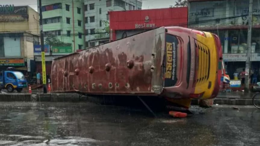 নিয়ন্ত্রণ হারিয়ে ডিভাইডার ভাঙল বাস, বিপরীতমুখী সংঘর্ষে নিহত ৪