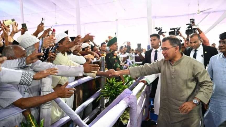 জাতীয় ঈদগাহে মুসল্লিদের সঙ্গে প্রধানমন্ত্রীর শুভেচ্ছা বিনিময়