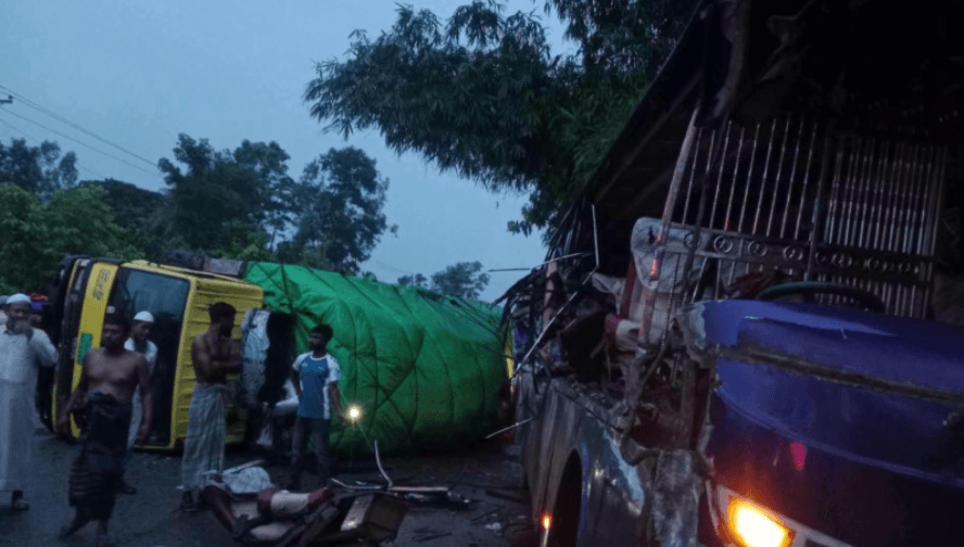 কুমিল্লায় বিকল ট্রাকের পেছনে বাসের ধাক্কা, নিহত ১