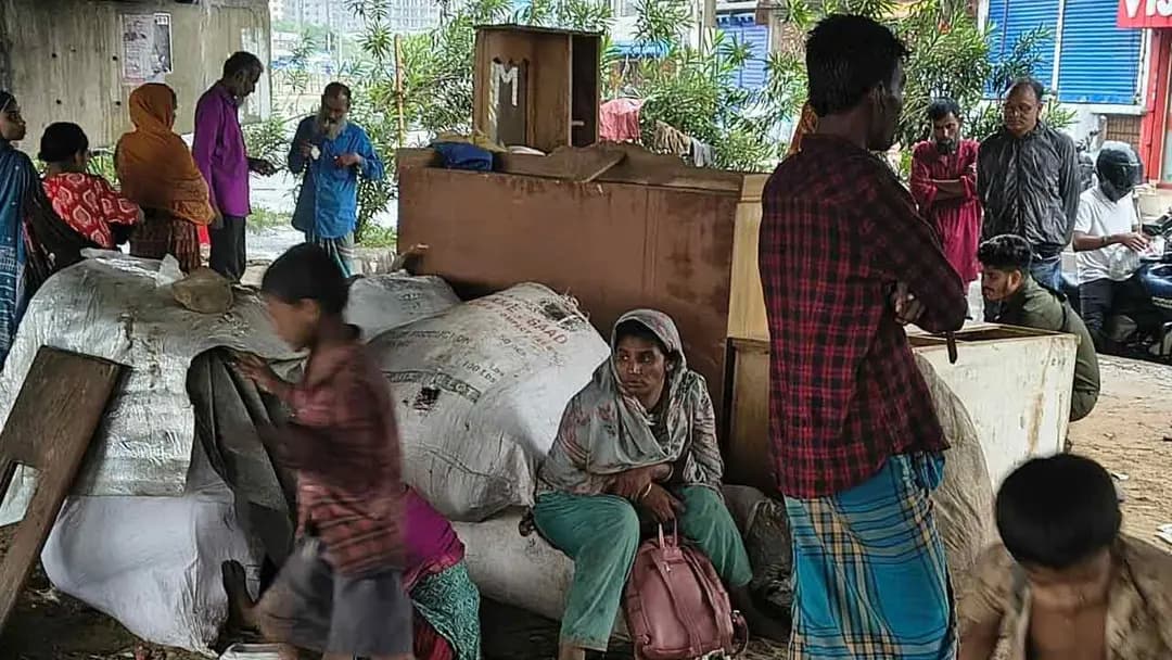 কালশীর বাউনিয়াবাঁধ বস্তিতে আগুন, ক্ষতিগ্রস্ত ১৫০টিরও বেশি পরিবার