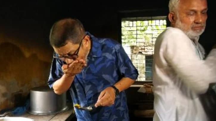 হাসপাতালে রান্না তরকারি মুখে নিয়ে ফেলে দিলেন স্বাস্থ্যমন্ত্রী