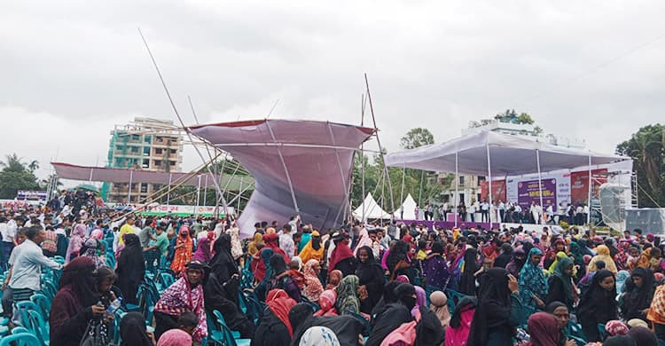 শ্রীমঙ্গলে প্রধানমন্ত্রী পৌঁছানোর আগেই বাতাসে ভেঙে পড়ল প্যান্ডেল