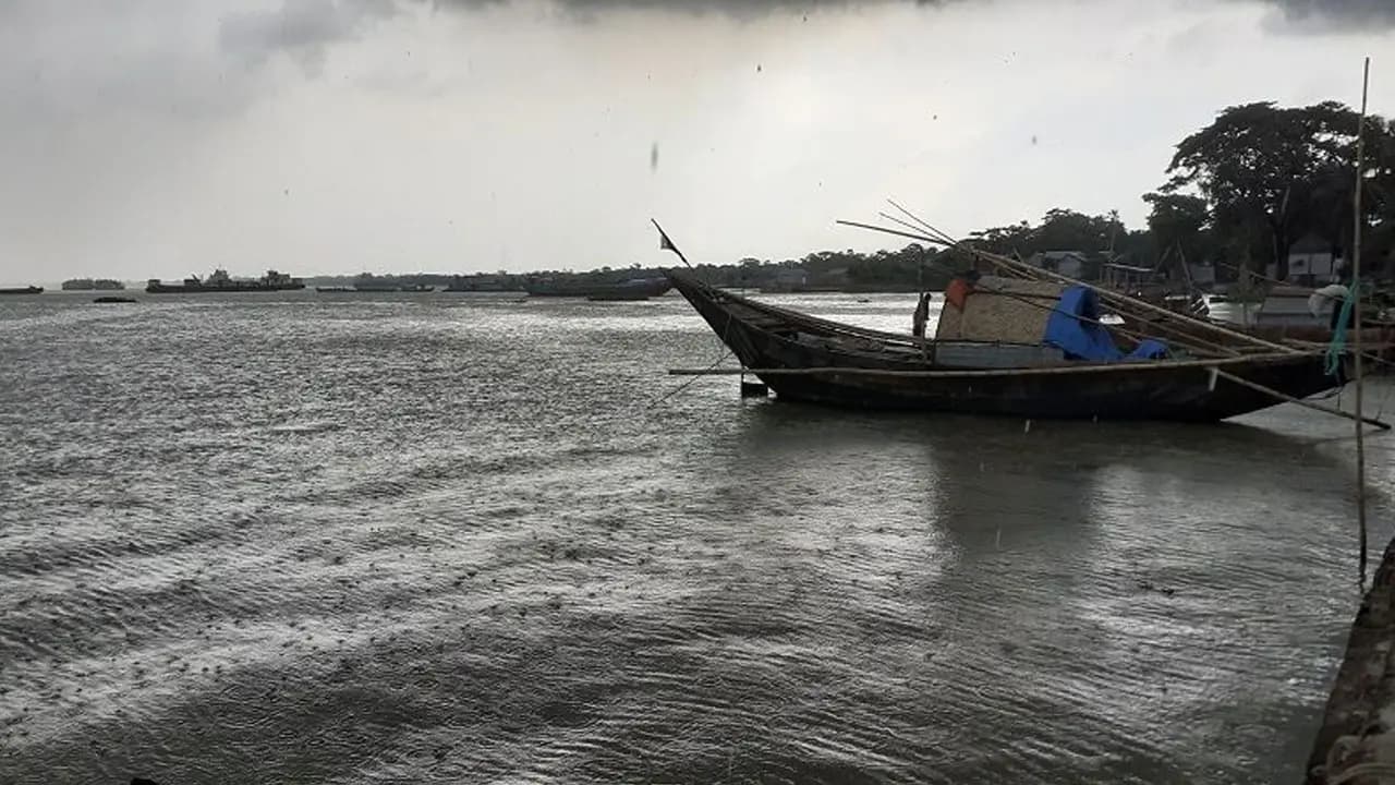 ঝড়-বৃষ্টির আভাস, সাত অঞ্চলের নদীবন্দরে সতর্কতা