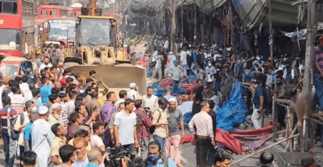 গুলিস্তানে ডিএসসিসির অভিযান, ফুটপাত থেকে শতাধিক দোকান উচ্ছেদ