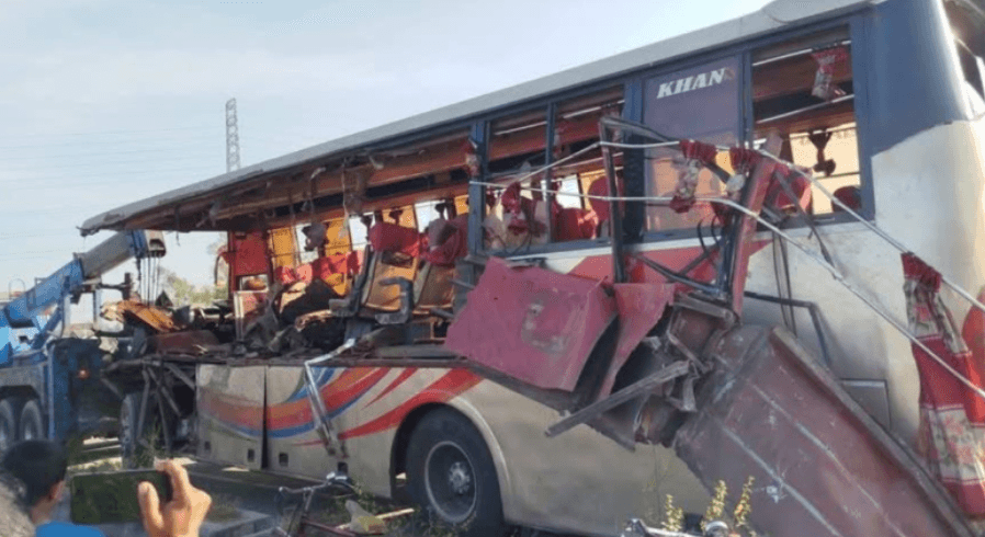 রংপুরে দাঁড়িয়ে থাকা ট্রাকে বাসের ধাক্কা, নিহত ৪