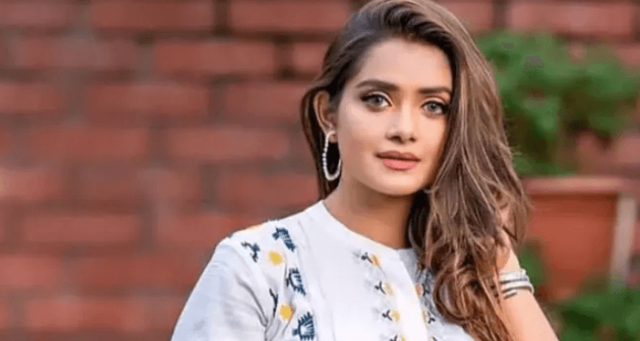 অল্পের জন্য সড়ক দুর্ঘটনা থেকে রক্ষা পেলেন তানজিন তিশা